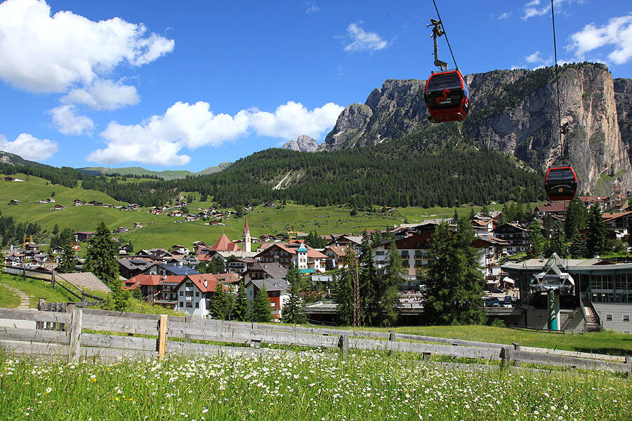 Verschneites Wolkenstein in Gröden in den Dolomiten
