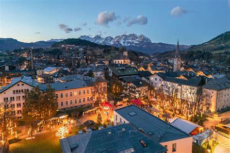 Verschneites Kitzbühel in den Tiroler Alpen
