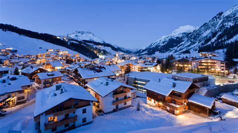 Besneeuwd Zürs am Arlberg in de winter